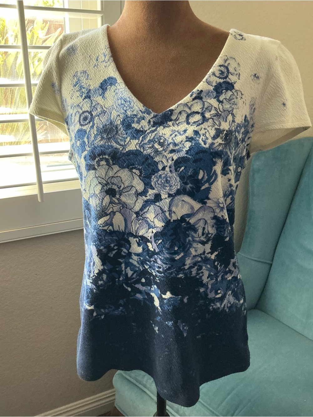 9hi5 Stcl Anthropologie Floral V-Neck Short Sleeve Top in Blue and Cream